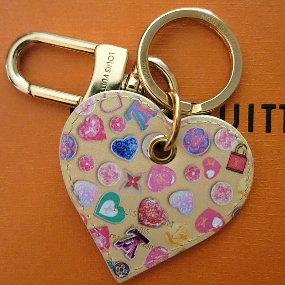 LOUIS VUITTON Love Lock Heart Keyring/Bag Charm. Monogram Vernis Leather #M01165
